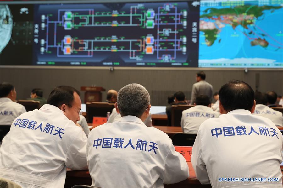 BEIJING, abril 27, 2017 (Xinhua) -- Empleados trabajan en el centro de control, en Beijing, capital de China, el 27 de abril de 2017. La nave espacial de carga Tianzhou-1 de China y el laboratorio espacial Tiangong-2 completaron su primer reaprovisionamiento de combustible en órbita a las 19:07 horas del jueves, lo que a?ade otro éxito a la misión de la Tianzhou-1. (Xinhua/Ju Zhenhua)