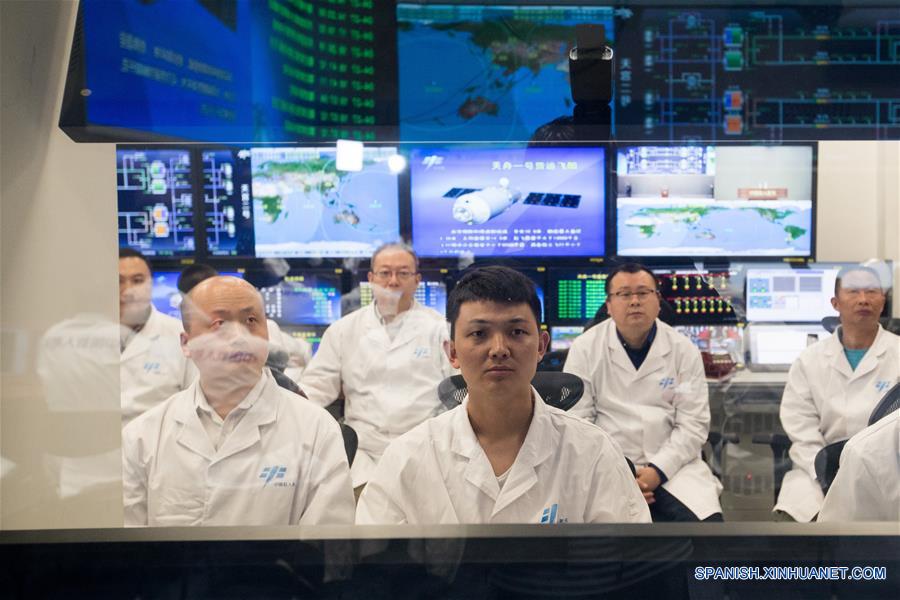 BEIJING, abril 27, 2017 (Xinhua) -- Empleados observan la pantalla en el centro de control, en Beijing, capital de China, el 27 de abril de 2017. La nave espacial de carga Tianzhou-1 de China y el laboratorio espacial Tiangong-2 completaron su primer reaprovisionamiento de combustible en órbita a las 19:07 horas del jueves, lo que a?ade otro éxito a la misión de la Tianzhou-1. (Xinhua/Ju Zhenhua)