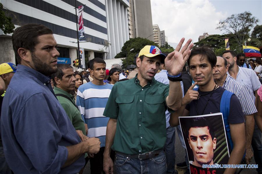 El gobernador del estado Miranda, Henrique Capriles (c-frente), acompa?ado por integrantes de movimientos estudiantiles, líderes opositores, artistas y ciudadanos, participa durante un homaneje a Juan Pablo Pernalete, en Caracas, Venezuela, el 27 de abril de 2017. El alcalde del municipio Chacao del estado Miranda, Ramón Muchacho, confirmó el miércoles el fallecimiento del joven Juan Pablo Pernalete, de 20 a?os de edad, tras la movilización efectuada en la tarde por la oposición que tenía como destino la Defensoría del Pueblo. (Xinhua/Francisco Bruzco) 