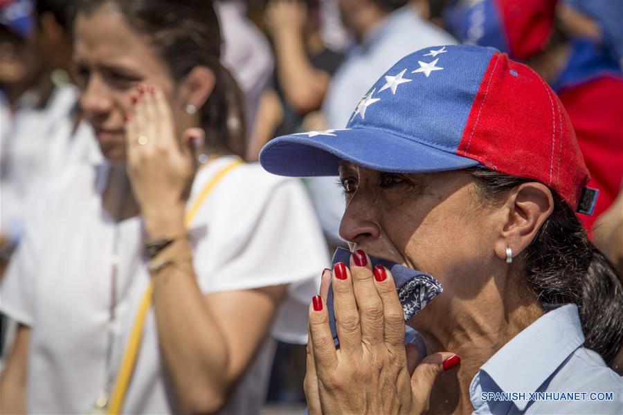 Una mujer reacciona durante un homaneje a Juan Pablo Pernalete realizado por integrantes de móvimientos estudiantiles, líderes opositores, y artistas, en Caracas, Venezuela, el 27 de abril de 2017. El alcalde del municipio Chacao del estado Miranda, Ramón Muchacho, confirmó el miércoles el fallecimiento del joven Juan Pablo Pernalete, de 20 a?os de edad, tras la movilización efectuada en la tarde por la oposición que tenía como destino la Defensoría del Pueblo. (Xinhua/Francisco Bruzco)