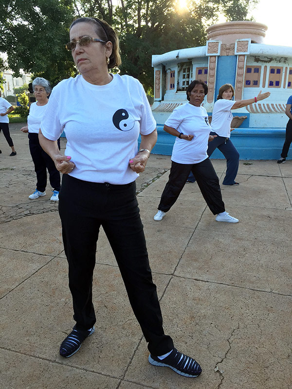 El Taijiquan armoniza en un parque de La Habana