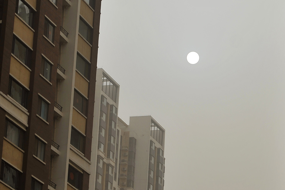 Beijing emite alerta azul por tormenta de arena