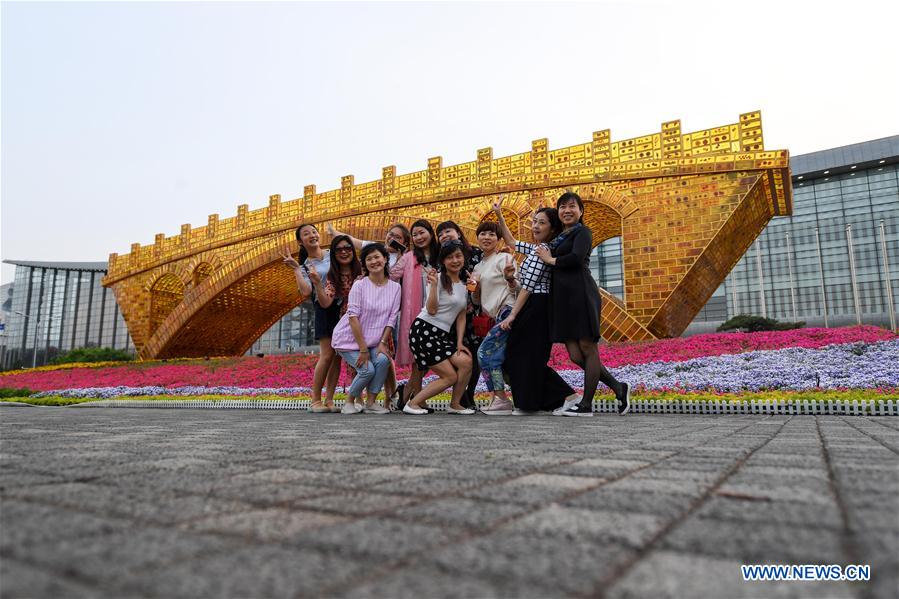 Instalan el 'Puente de Oro sobre la Ruta de la Seda' en Beijing