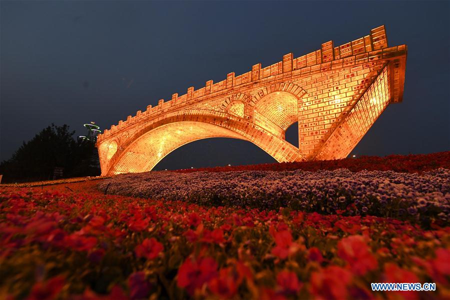 Instalan el 'Puente de Oro sobre la Ruta de la Seda' en Beijing