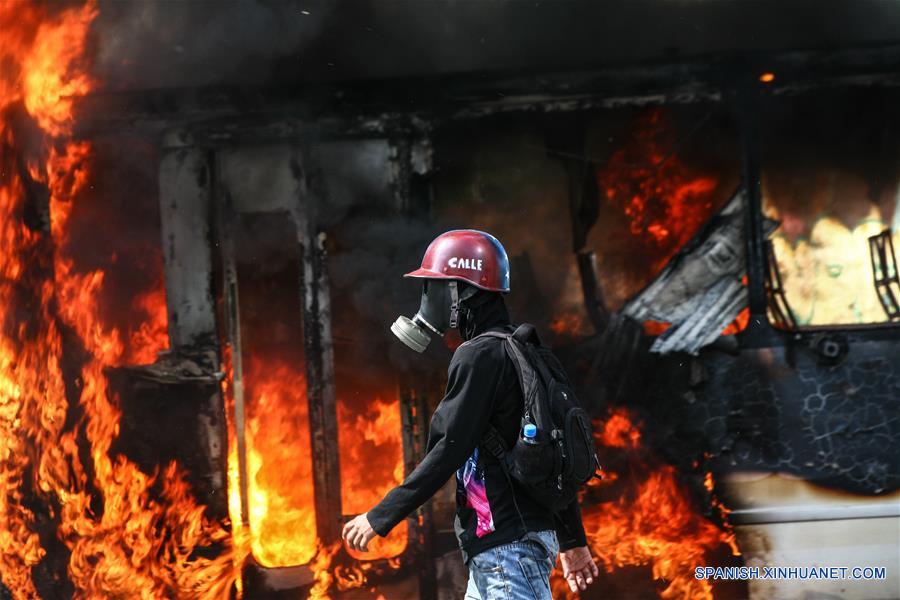 Presidente venezolano responsabiliza a diputado por violencia en protestas