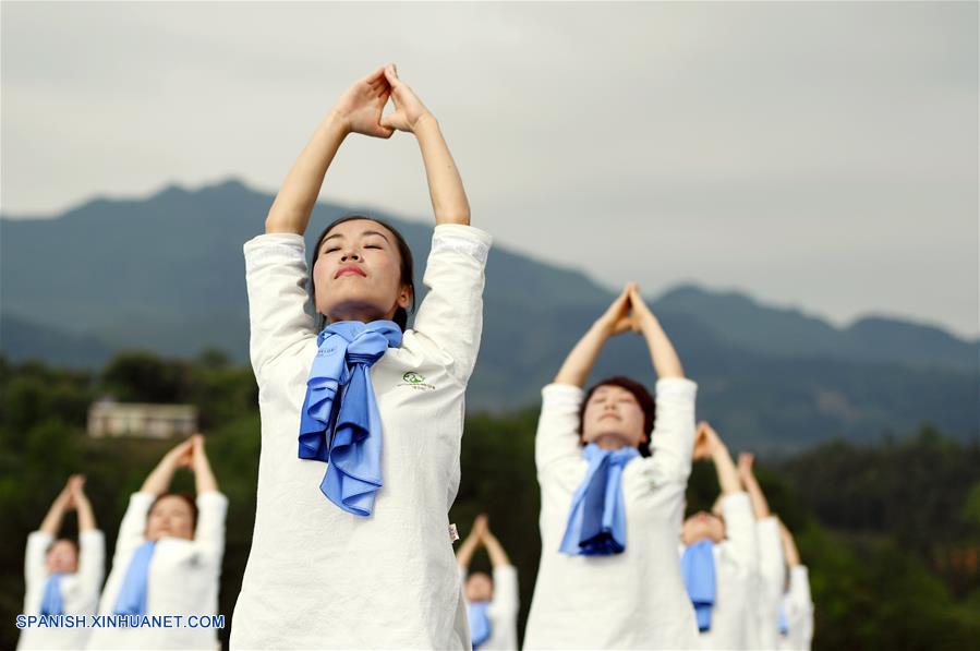 Aficionados participan al Concurso Nacional de Yoga 2017 en Guizhou China