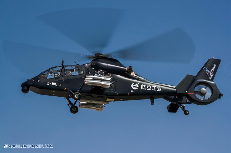 HEILONGJIANG, mayo 18, 2017 (Xinhua) -- El helicóptero armado Z-19E desarrollado por China realiza su vuelo inaugural, en Harbin, provincia de Heilongjiang, en el noreste de China, el 18 de mayo de 2017. La nueva generación del modelo, orientado a la exportación, fue desarrollada por AVIC Harbin Aircraft Industry para satisfacer los requisitos del mercado internacional militar, según el comunicado de la empresa estatal Corporación de la Industria de la Aviación de China (AVIC, en sus siglas en inglés). (Xinhua/Yue Shuhua)