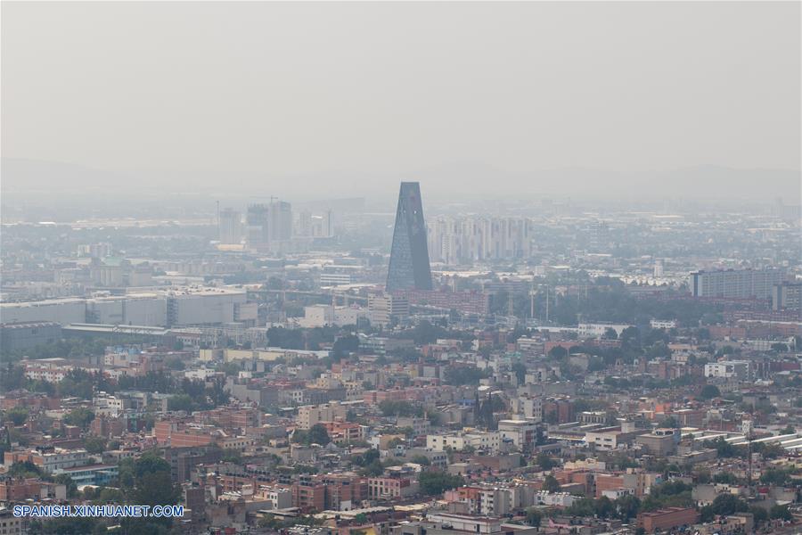 CIUDAD DE MEXICO, mayo 19, 2017 (Xinhua) -- Vista de edificios en medio de esmog en la Ciudad de México, capital de México, el 19 de mayo de 2017. La Comisión Ambiental de la Megalópolis (CAMe) mantendrá para ma?ana sábado la contingencia por ozono activada desde el 15 de mayo en la zona metropolitana del Valle de México, luego de que el viernes no cedieron los niveles de contaminación. (Xinhua/Francisco Ca?edo)