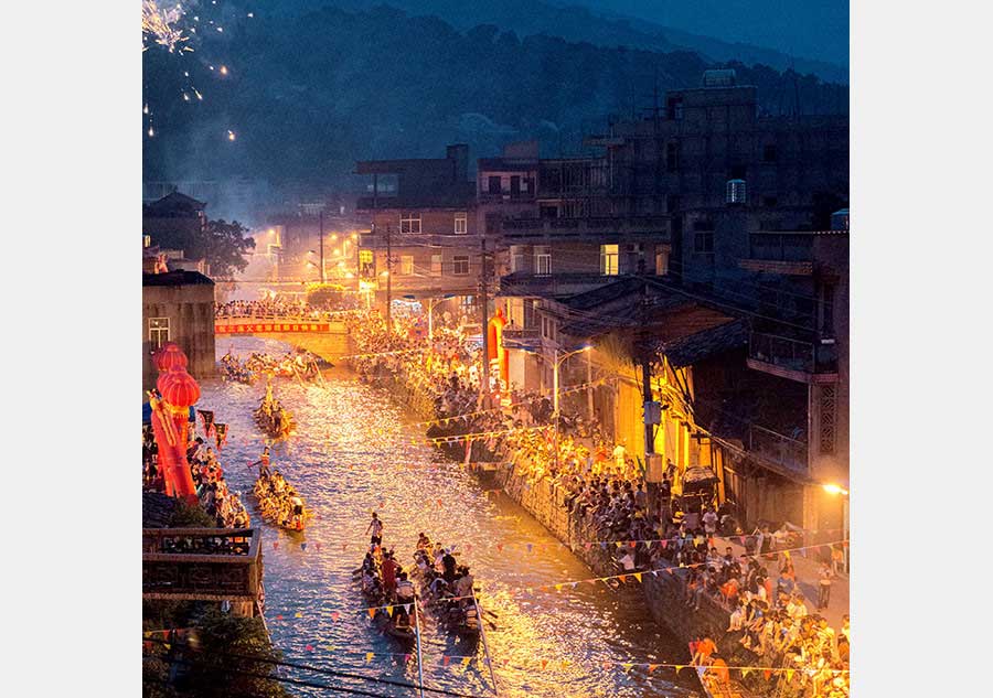 Carrera de botes de dragón de noche en una ciudad con río. Foto de Ji Yongxie. [Foto proporcionada por photoint.net]