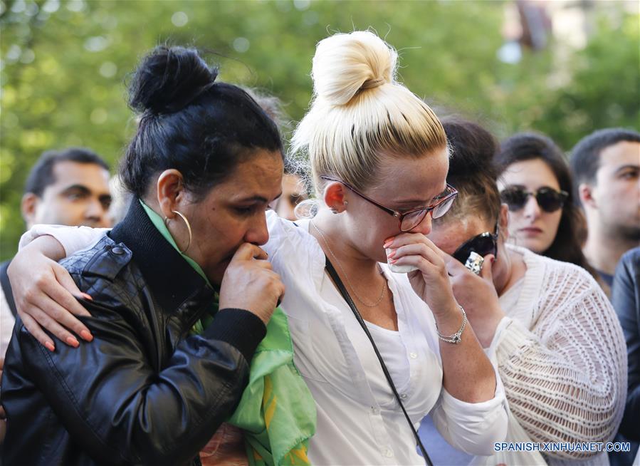 Personas participan en vigilia por víctimas de Manchester