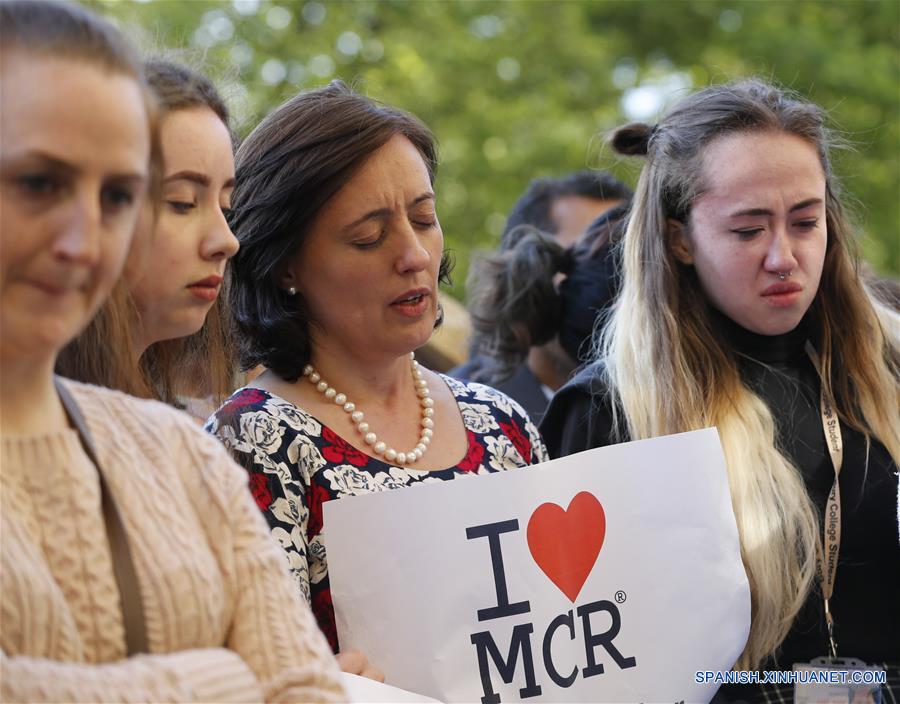 Personas participan en vigilia por víctimas de Manchester