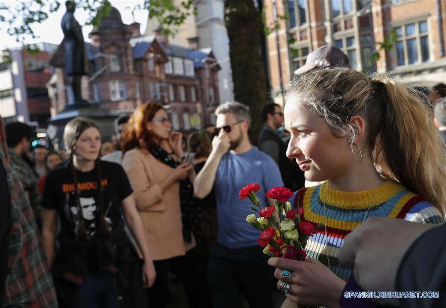 Personas participan en vigilia por víctimas de Manchester