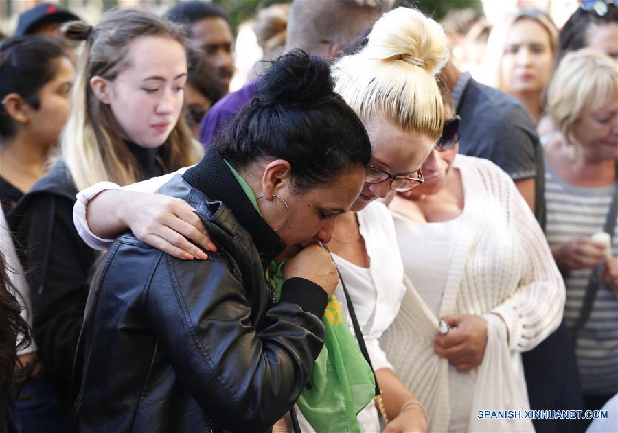 Personas participan en vigilia por víctimas de Manchester