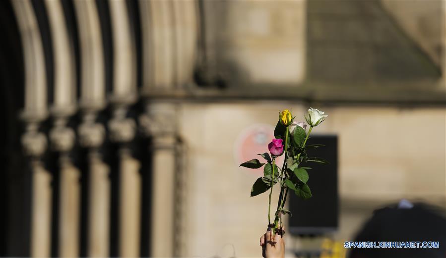 Personas participan en vigilia por víctimas de Manchester