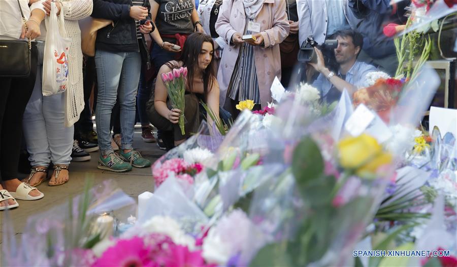 Personas participan en vigilia por víctimas de Manchester