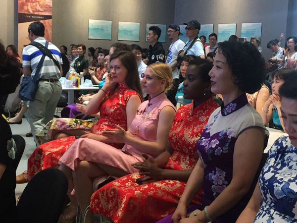 Las mujeres muestran sus qipao en un show de Hangzhou, capital de la provincia de Zhejiang, el 26 de mayo. [Foto / suministrada a chinadaily.com.cn]