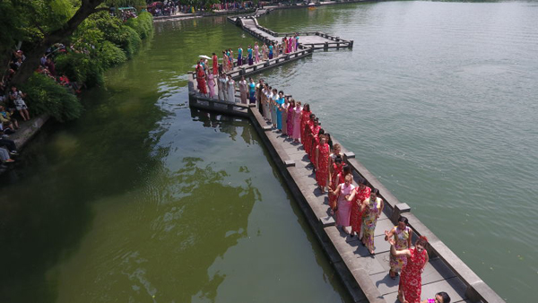 Las mujeres muestran sus qipao en un show de Hangzhou, capital de la provincia de Zhejiang, el 26 de mayo. [Foto / suministrada a chinadaily.com.cn]