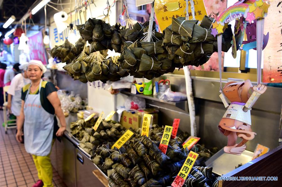 TAIPEI, mayo 29, 2017 (Xinhua) -- "Zongzi", dumplings con forma de pirámide elaborados con arroz glutinoso, envueltos en hojas de bambú o ca?a, son exhibidos para su venta en un mercado en Taipei, Taiwan, en el sureste de China, el 29 de mayo de 2017. (Xinhua/Liu Junxi)