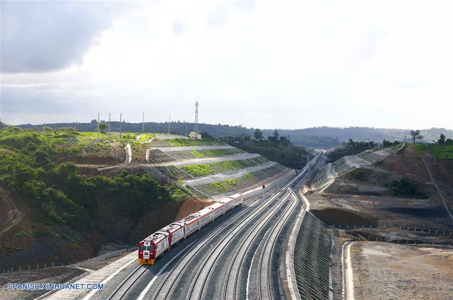 MOMBASA, mayo 30, 2017 (Xinhua) -- Imagen del 29 de mayo de 2017 de un tren corriendo sobre la línea ferroviaria Mombasa-Nairobi de Kenia. (Xinhua/Pan Siwei)