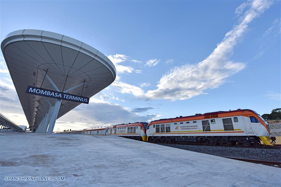 MOMBASA, mayo 30, 2017 (Xinhua) -- Imagen del 29 de mayo de 2017 de un tren saliendo de una estación de la línea ferroviaria Mombasa-Nairobi de Kenia. (Xinhua/Sun Ruibo)