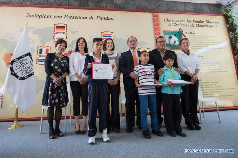 El embajador de China en México, Qiu Xiaoqi (3-d-atrás), la secretaria del Medio Ambiente de la Ciudad de México, Tanya Müller García (3-i-atrás), y la directora general de Zoológicos y Vida Silvestre de la Ciudad de México, Claudia Lewy Sánchez (2-i-atrás), entregan premios y reconocimientos a los ni?os ganadores del Concurso de Dibujo: "China en mi Imaginación", durante el "Homenaje a los Pandas de la Ciudad de México" a 42 a?os de la llegada de los pandas a México, llevado a cabo en el Zoológico de Chapultepec, en la Ciudad de México, capital de México, el 3 de junio de 2017. El Zoológico del Bosque de Chapultepec de la Ciudad de México recibió el sábado un reconocimiento especial, de parte de China, por las acciones de conservación y cuidado de los osos panda. Estas acciones se iniciaron desde hace 42 a?os, cuando llegó del país asiático una pareja de pandas conocidos como "Pe Pe" y "Ying Ying", que han sido la pareja más prolífica a nivel mundial, ya que concibieron en cautiverio y en la Ciudad de México siete crías adultas (tres machos y cuatro hembras). El evento fue organizado como parte de las actividades culturales internacionales desarrolladas por la embajada de China, el Centro Cultural de China en México y el Instituto Nacional de Bellas Artes de México, que este a?o tienen como tema central a las pandas gigantes del Zoológico de Chapultepec. (Xinhua/Francisco Ca?edo)