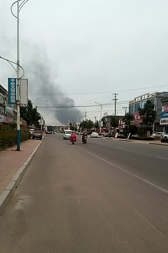 Vista de la calle cerca de un sitio de una explosión en la Zona de Desarrollo Económico de Lingang en Linyi, en la provincia de Shandong, en el este de China, el 5 de junio de 2017.  (Xinhua/Str)