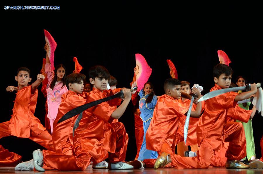 Imagen del 3 de junio de 2017, de ni?os participando durante una gala cultural como parte de los festejos para celebrar los 170 a?os de la presencia china en Cuba, en el Teatro Nacional en La Habana, Cuba. (Xinhua/Joaquín Hernández)