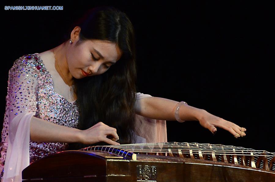 Imagen del 3 de junio de 2017, de una artista china participando durante una gala cultural como parte de los festejos para celebrar los 170 a?os de la presencia china en Cuba, en el Teatro Nacional en La Habana, Cuba. (Xinhua/Joaquín Hernández)