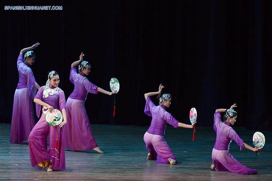 Imagen del 3 de junio de 2017, de artistas chinas participando durante una gala cultural como parte de los festejos para celebrar los 170 a?os de la presencia china en Cuba, en el Teatro Nacional en La Habana, Cuba. (Xinhua/Joaquín Hernández)