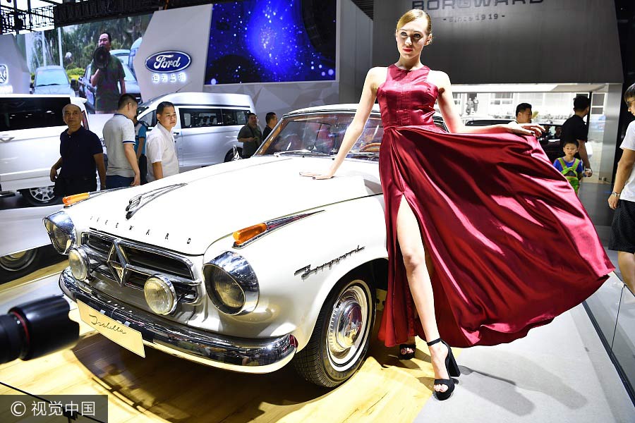 Una modelo posa junto a un coche en el XXI Salón Internacional del Automóvil de Shenzhen-Hong Kong-Macao en Shenzhen, provincia de Guangdong, el 4 de junio de 2017. [Foto / VCG]