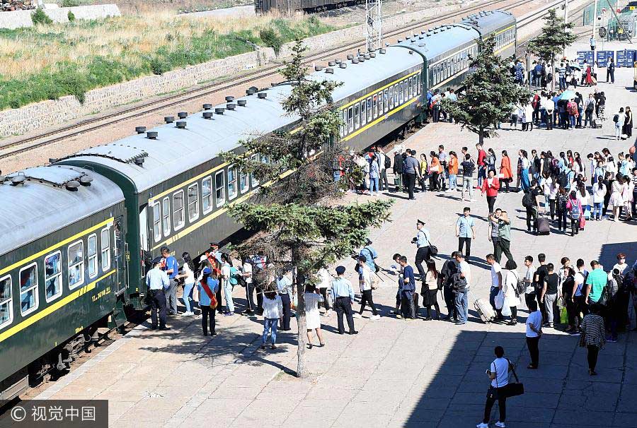 Los estudiantes hacen cola para subirse al tren especial que los trasladará a un centro donde se someterán al examen nacional de ingreso a la universidad, o gaokao, en Oroqen, región autónoma de Mongolia Interior, el 5 de junio de 2017. [Foto / VCG]