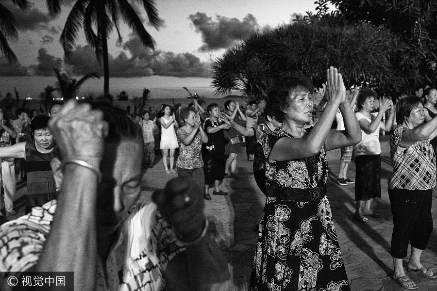 Baile de estilo budista en una plaza de Sanya, provincia de Hainan, el 23 de julio de 2016. [Foto / VCG]