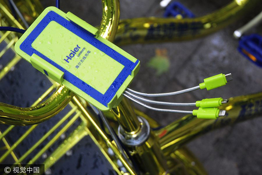 Un cargador de teléfono de energía solar en el manillar de una bicicleta compartida dorada en la ciudad de Hangzhou, provincia de Zhejiang, el 9 de junio de 2017. [Foto / VCG]