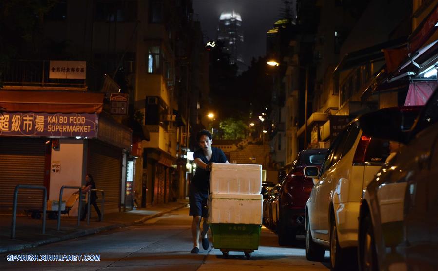 HONG KONG, junio 18, 2017 (Xinhua) -- Imagen del 16 de junio de 2017, de un trabajador cargando productos vegetales hacia una tienda, en Hong Kong, en el sur de China. Según las estadísticas de las autoridades locales, más del 85 por ciento de los vegetales, frutas y aves de corral vivas que llegaron desde la parte continental de China a los mercados de Hong Kong, fueron transportados a través del puerto Wenjindu de Shenzhen. (Xinhua/Lui Siu Wai)