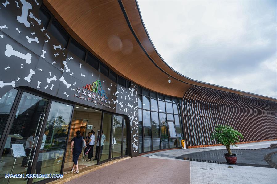 ZHEJIANG, junio 21, 2017 (Xinhua) -- Turistas visitan la "sala de estar de la ciudad mascota", un lugar para presentar la cultura, los conocimientos y los productos relacionados con las mascotas, en el condado de Pingyang de Wenzhou, provincia de Zhejiang, en el este de China, el 21 de junio de 2017. La ciudad mascota de Pingyang es una base multifuncional de la industria de suministro y turismo para mascotas. El condado usado para ser una capital de la industia del cuero y ahora convertido en una capital de la industria de las mascotas después de la modernización industrial. La producción de la industria de las mascotas del condado alcanzó los 3,000 millones de yuanes (aproximadamente 440 millones de dólares estadounidenses) en 2016, incrementándose 15.8 por ciento a?o con a?o. (Xinhua/Xu Yu)