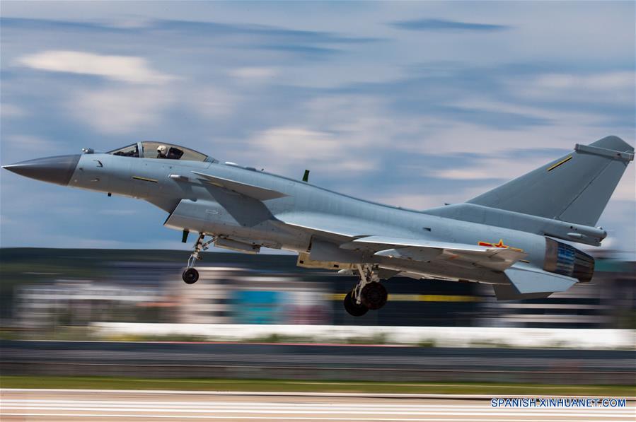 Imagen del 13 de junio de 2017 del avión de combate J-10B de China, despegando durante un entrenamiento de vuelo. La fuerza aérea de China organizará dos competencias del 29 de julio al 12 de agosto como parte de un juego militar internacional, y mandará tropas para participar en otros concursos en el extranjero. El avión de combate J-10B de China participará en la competencia "Aviadarts" de los juegos. (Xinhua/Yang Pan)