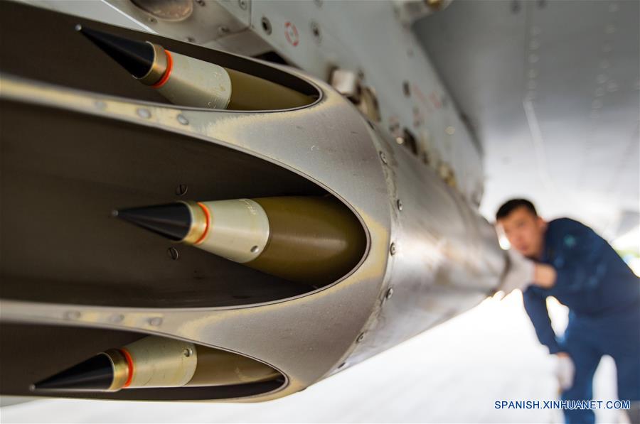 Imagen del 13 de junio de 2017 del avión de combate J-10B de China, siendo revisado previo a un entrenamiento de vuelo. La fuerza aérea de China organizará dos competencias del 29 de julio al 12 de agosto como parte de un juego militar internacional, y mandará tropas para participar en otros concursos en el extranjero. El avión de combate J-10B de China participará en la competencia "Aviadarts" de los juegos. (Xinhua/Yang Pan)