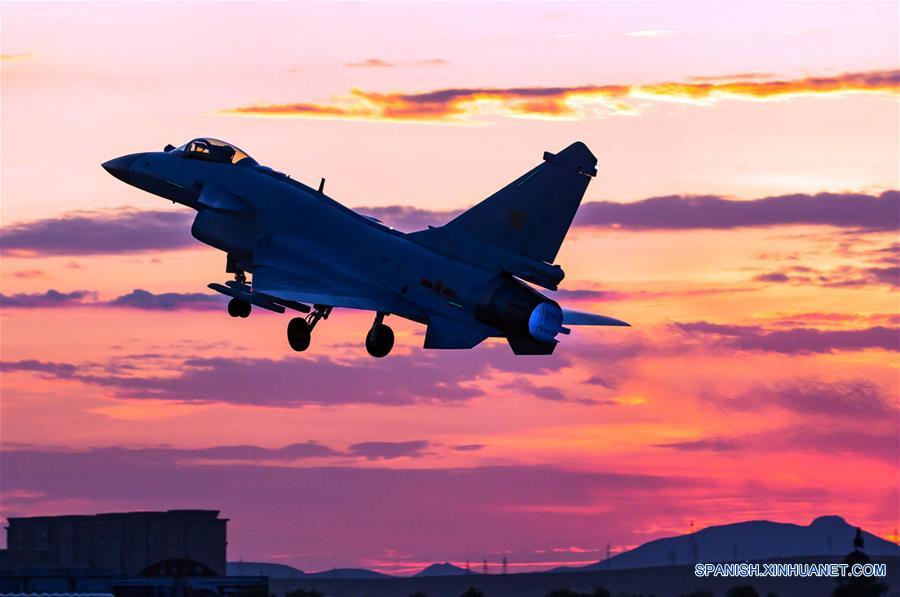 Imagen del 13 de junio de 2017 del avión de combate J-10B de China, despegando durante un entrenamiento de vuelo. La fuerza aérea de China organizará dos competencias del 29 de julio al 12 de agosto como parte de un juego militar internacional, y mandará tropas para participar en otros concursos en el extranjero. El avión de combate J-10B de China participará en la competencia "Aviadarts" de los juegos. (Xinhua/Yang Pan)