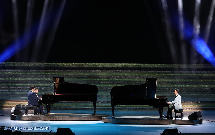 Intérpretes tocan pianos durante una gala de noche llevada a cabo en celebración del 20 aniversario del retorno de Hong Kong a la patria, en Hong Kong, en el sur de China, el 30 de junio de 2017. (Xinhua/Wang Ye)