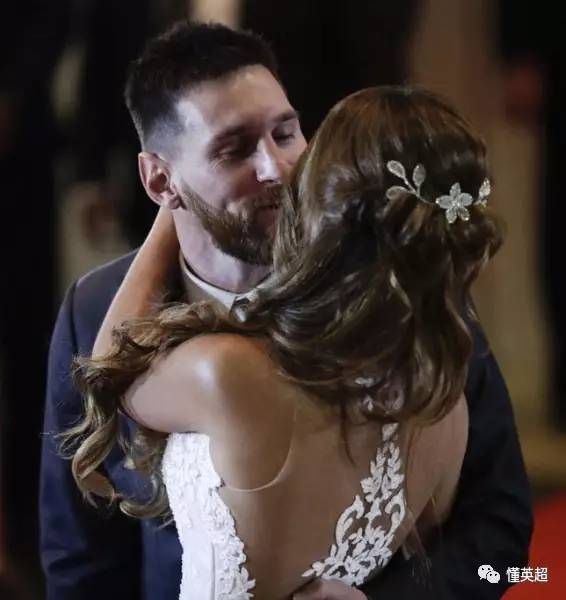 Messi contrae matrimonio con la madre de sus hijos