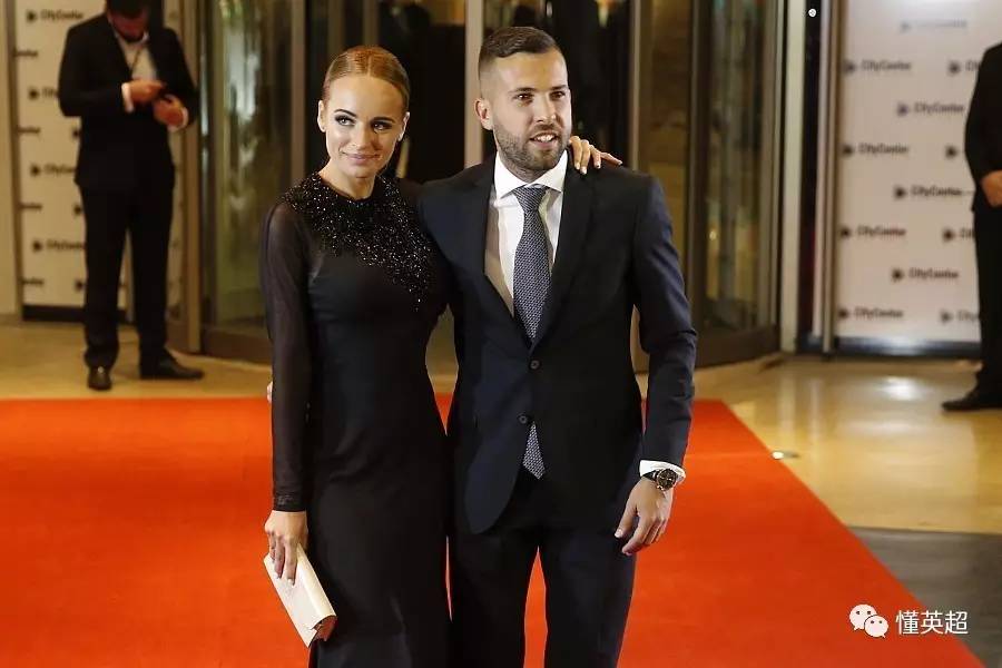 Messi contrae matrimonio con la madre de sus hijos