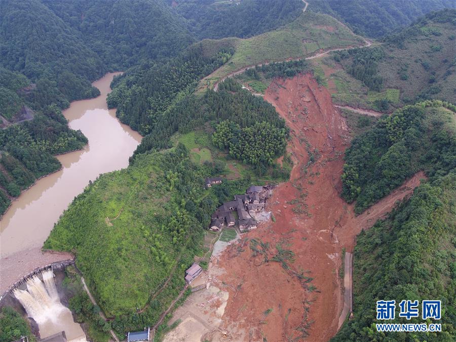 Alud de tierra deja 3 muertos y 5 desaparecidos en centro de China China