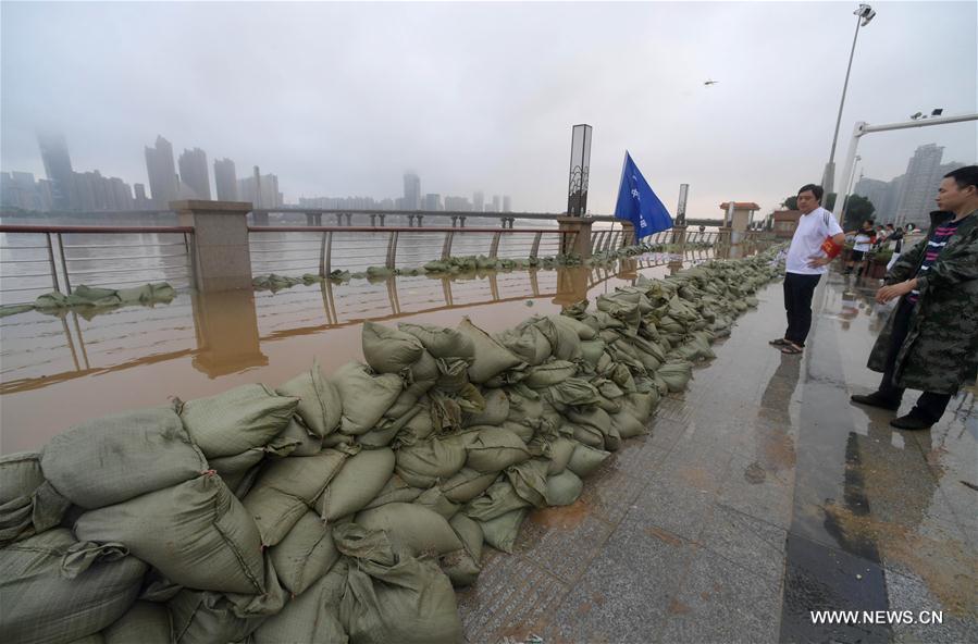 Bolsas de arena apiladas a lo largo del río Xiangjiang en Changsha, capital de la provincia de Hunan, el 2 de julio de 2017. Las fuertes lluvias han hecho que el cauce del río ascendiera hasta los 39.21 metros el domingo por la ma?ana. (Xinhua / Fan Junwei)