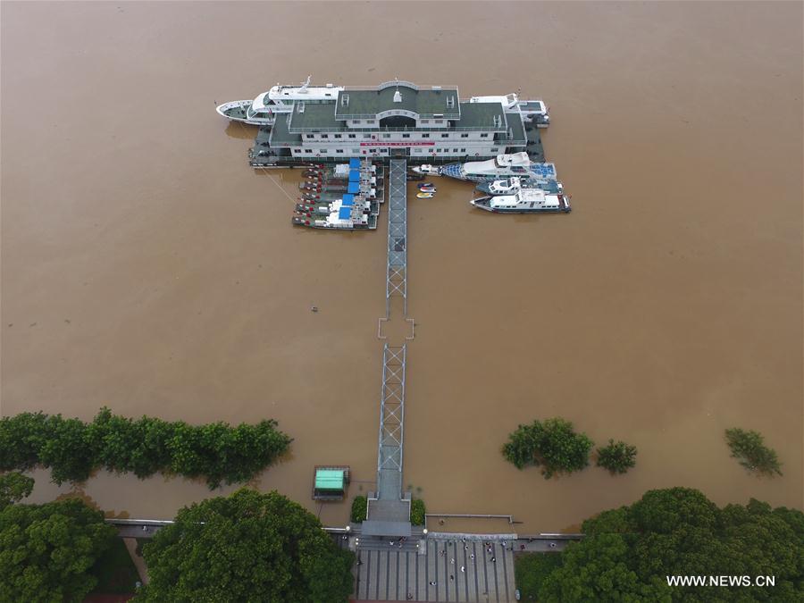 Un muelle inundado en el río Xiangjiang en Changsha, capital de la provincia de Hunan, el 2 de julio de 2017. Las fuertes lluvias han hecho que el cauce del río ascendiera hasta los 39.21 metros el domingo por la ma?ana. (Xinhua / Fan Junwei)