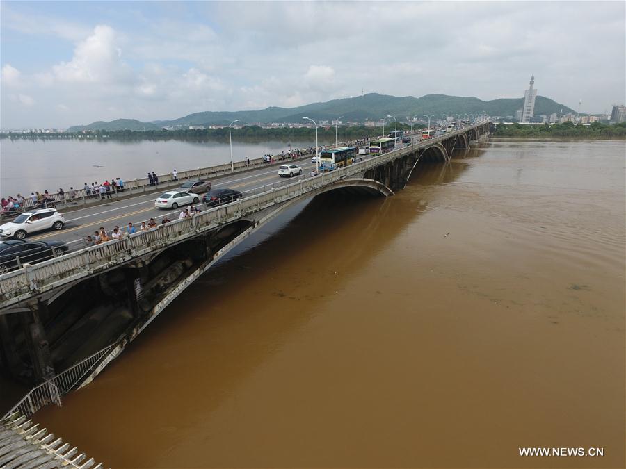 Los pilares del puente Juzizhou inundados en el río Xiangjiang en Changsha, capital de la provincia de Hunan, el 2 de julio de 2017. Las fuertes lluvias han hecho que el cauce del río ascendiera hasta los 39.21 metros el domingo por la ma?ana. (Xinhua / Fan Junwei)