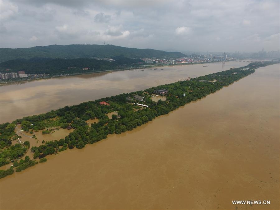 El islote Juzizhou inundado en el río Xiangjiang en Changsha, capital de la provincia de Hunan,  el 2 de julio de 2017. Las fuertes lluvias han hecho que el cauce del río ascendiera hasta los 39.21 metros el domingo por la ma?ana. (Xinhua / Fan Junwei)