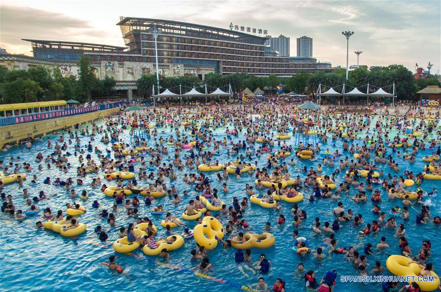 Turistas juegan en un parque acuático en Wuhan