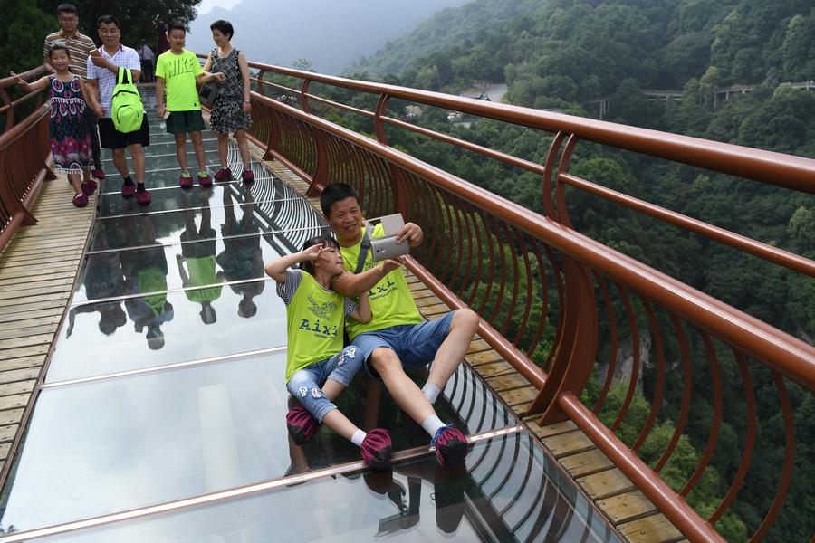 Turistas contemplan la majestuosidad de la monta?a Shaohua desde su osado mirador