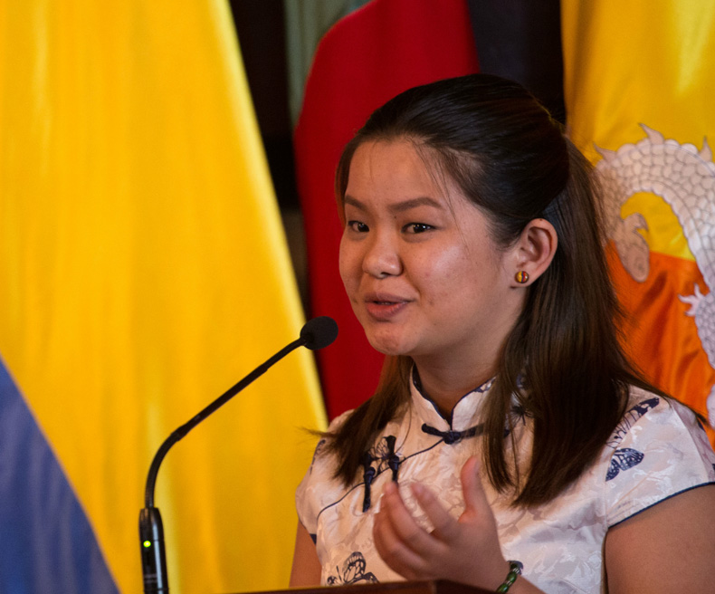 Xie Shijia, estudiante de periodismo de la provincia de Fujian, intervino durante la ceremonia de bienvenida ofrecida por las autoridades colombianas. (Foto: Cancillería de Colombia)