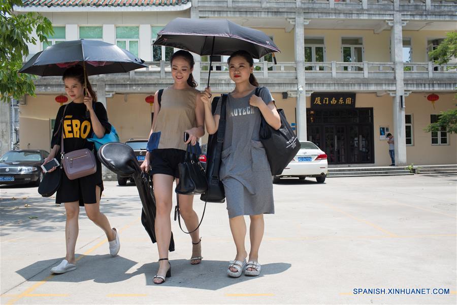 Actrices musicales de Nanyin, caminan en el Parque Zhongshan después de su presentación en Xiamen, en la provincia de Fujian, en el sureste de China, el 4 de agosto de 2017. Nanyin, conocido como el "fosil viviente" de la antigua música china, significa literalmente música en el sur y es una ópera tradicional en el dialecto de Fujian. En 2009, Nanyin fue enlistado como Patrimonio Cultural Inmaterial de la Humanidad por la Organización de las Naciones Unidas para la Educación, la Ciencia, y la Cultura (UNESCO, por sus siglas en inglés). (Xinhua/Jin Liwang)